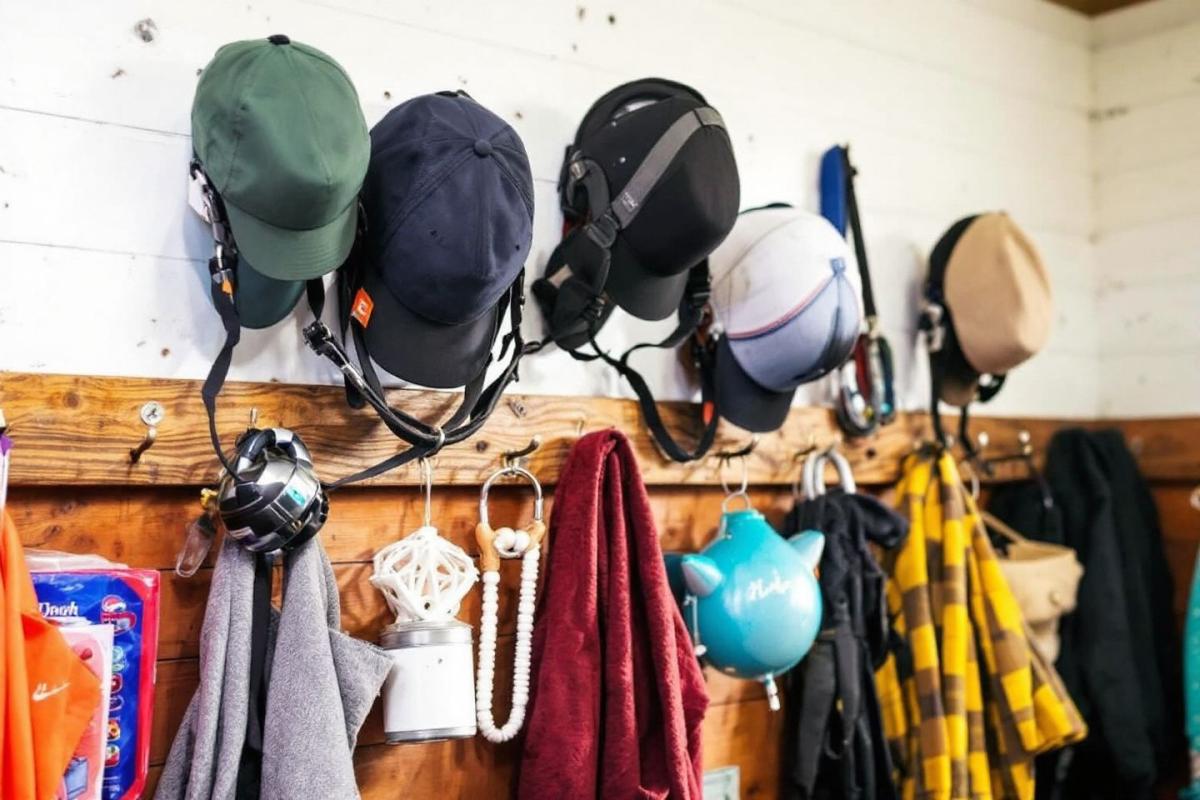 Comment organiser son matériel d’équitation pour gagner du temps aux écuries
